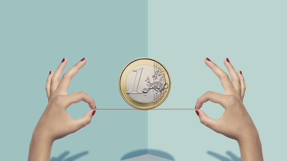Frau balanciert Geld