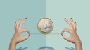 Frau balanciert Geld