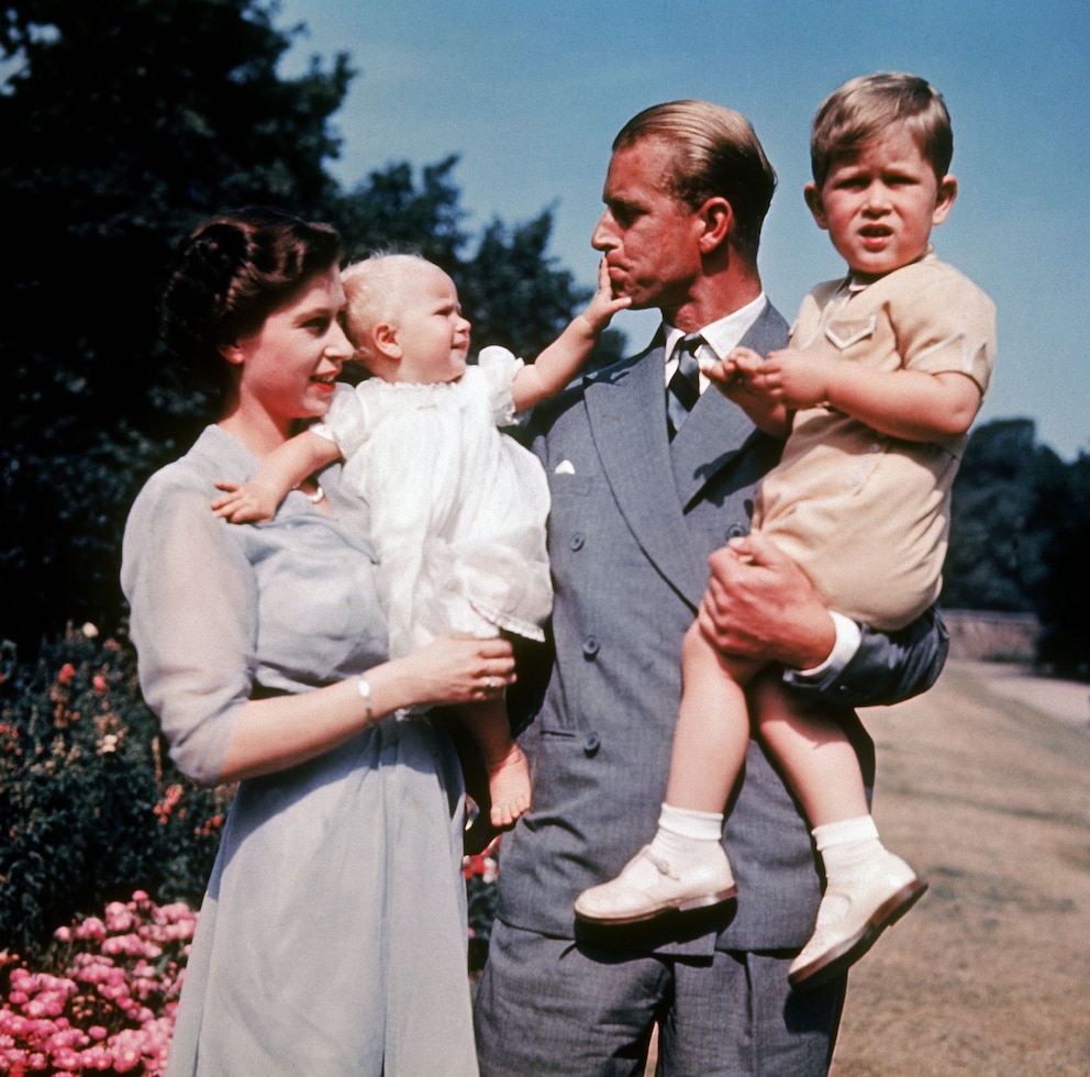 Queen und Prinz Philip mit Kindern