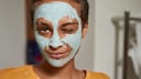Frau mit Gesichtsmaske