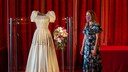 Prinzessin Beatrice neben ihrem ausgestellten Brautkleid