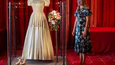 Prinzessin Beatrice neben ihrem ausgestellten Brautkleid