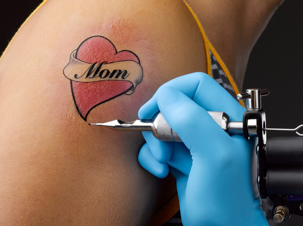 Frau mit Mom-Tattoo