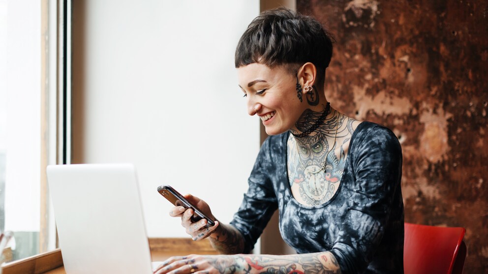 Tätowierte Frau am Computer