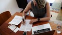 Frau liest Kleingedrucktes im Vertrag