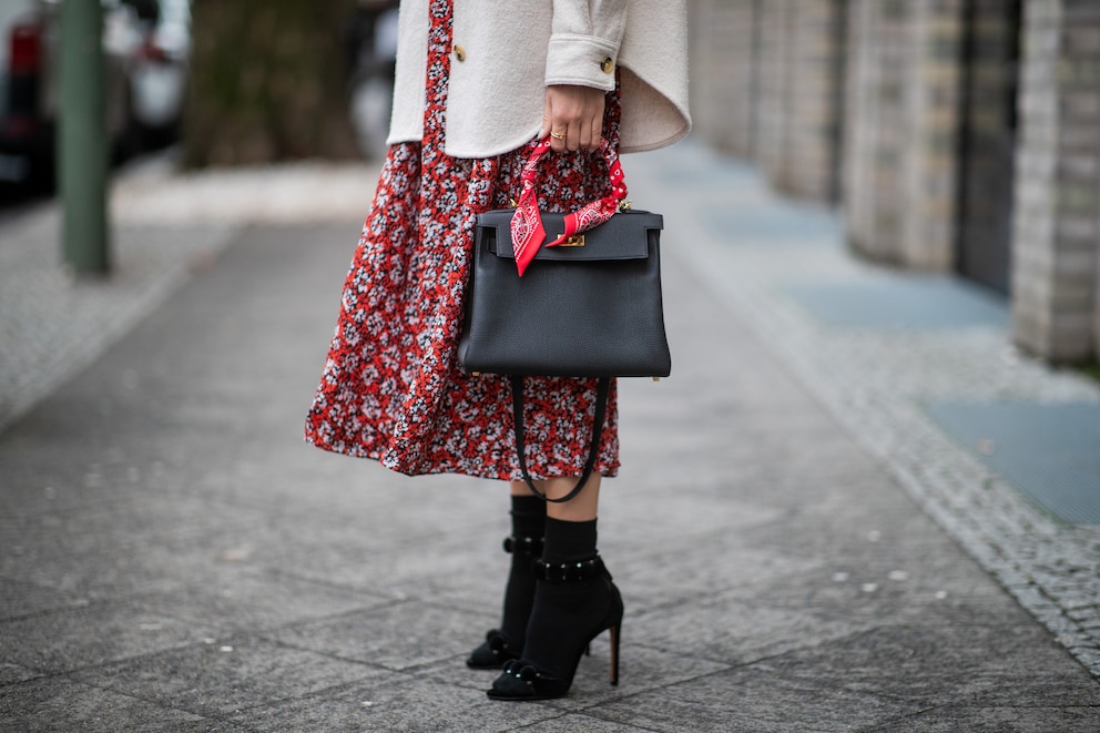 Frau mit Tasche und Bandana