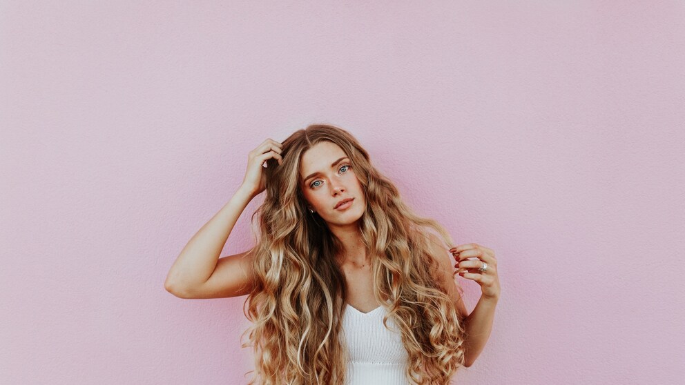 Frau mit voluminösen Haaren: Black Friday Haar-Deals