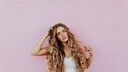 Frau mit voluminösen Haaren: Black Friday Haar-Deals