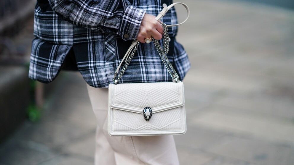 Frau mit Handtasche Streetstyle