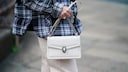 Frau mit Handtasche Streetstyle