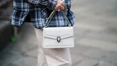 Frau mit Handtasche Streetstyle