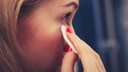 Frau mit Augen-Make-up-Entferner