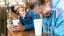 Mann und Frau, die sich daten