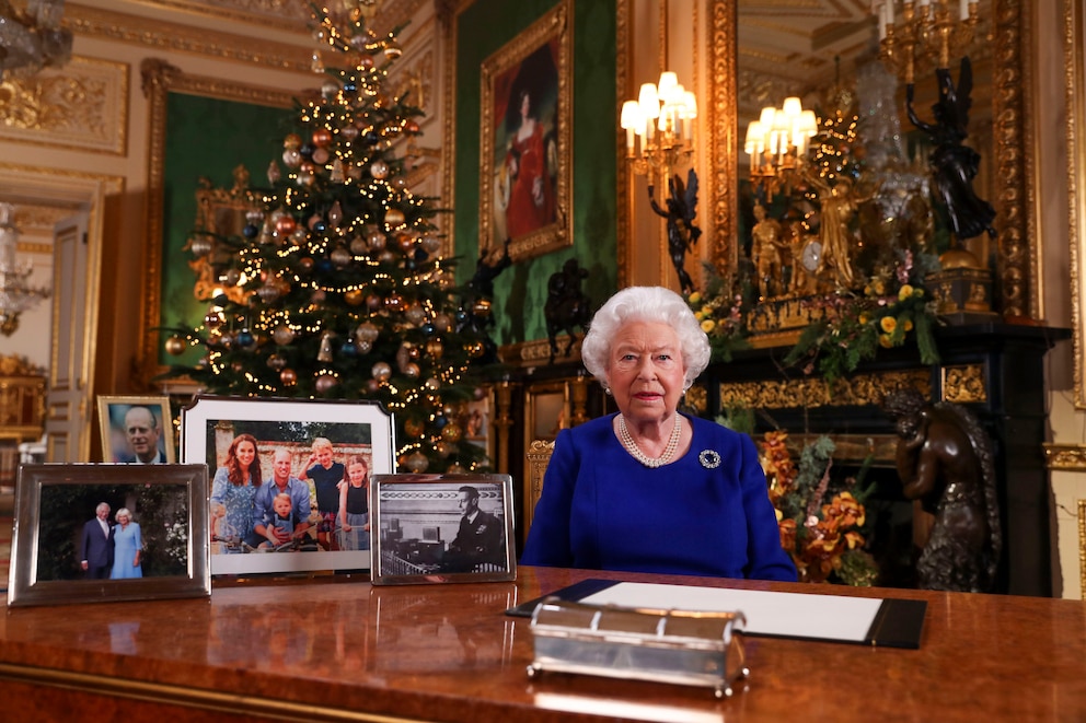 Queen vor Weihnachtskulisse