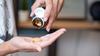 Frau, die sich Mönchspfeffer auf die Hand gibt
