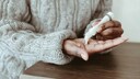 Frau trägt Handcreme auf