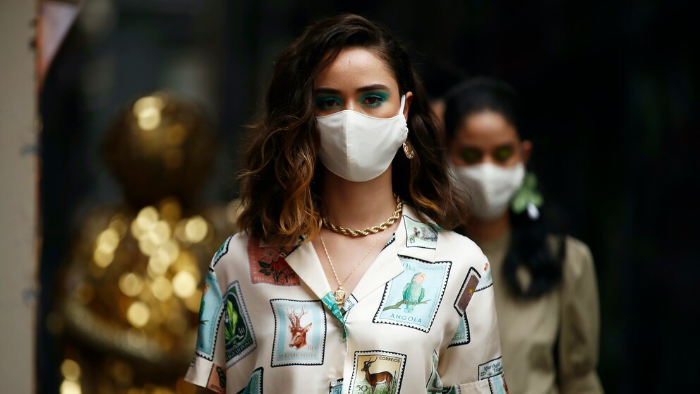 Frau mit Maske