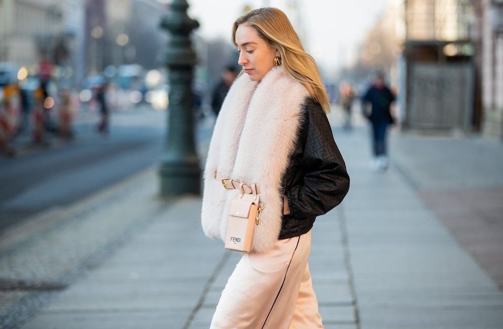 Frau mit Trend-Schal aus Fake Fur