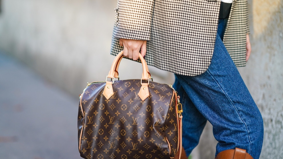 Frau mit Louis Vuitton Tasche