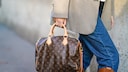 Frau mit Louis Vuitton Tasche
