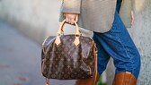 Frau mit Louis Vuitton Tasche