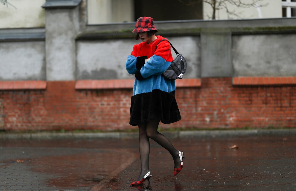 Frau in Kleid