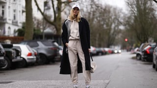 Frau in Jogginghose