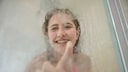 Frau in der Dusche