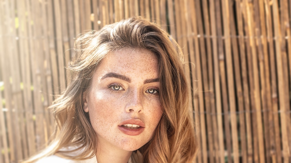 Frau mit markanten Wangenknochen durch Contouring mit Selbstbräuner
