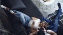 Paar auf dem Sofa während eines Corona-Dates zuhause