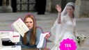 Frau an der Nähmaschine neben Kates Brautkleid