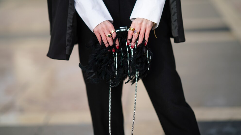 Frau mit Trend-Accessoires