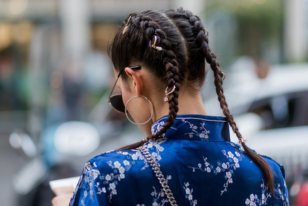 Frau mit geflochtenen Haaren