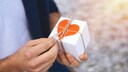 Mann mit Geschenk in der Hand
