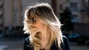 Frau mit langen Haaren