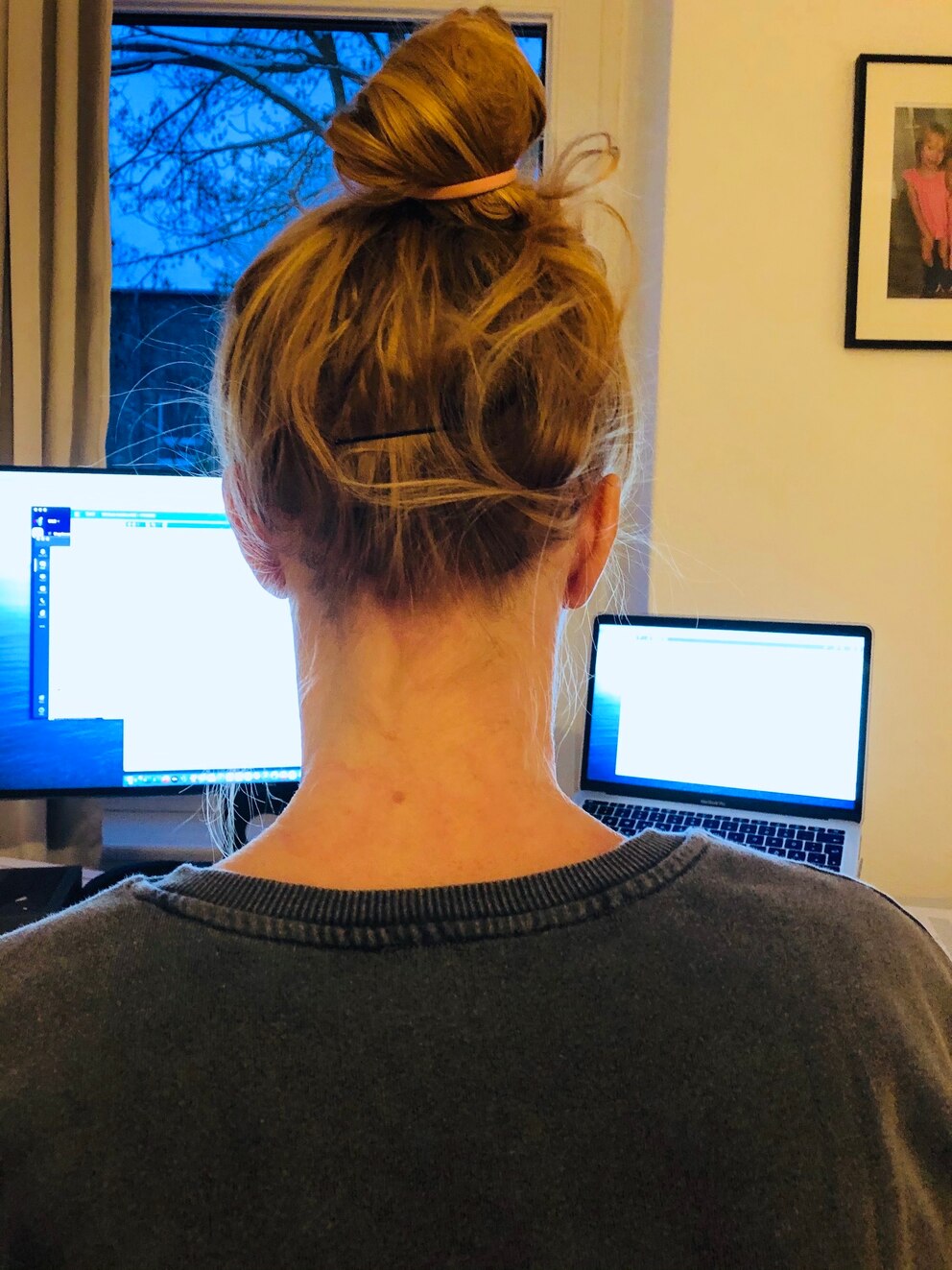 Frau mit Messy Bun