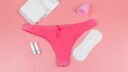 Tampons, Binden und ein Menstruationscup neben einer Unterhose
