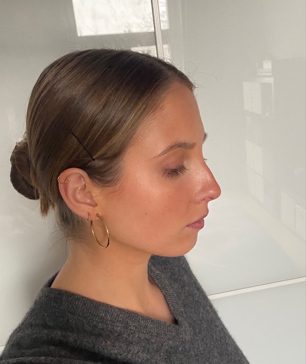 Frau mit Low Bun