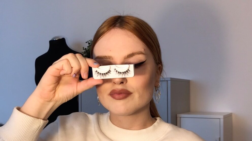 Frau mit Fake Lashes mit Wimpernband