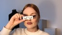 Frau mit Fake Lashes mit Wimpernband