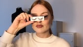 Frau mit Fake Lashes mit Wimpernband