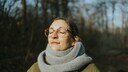 Frau mit Gesicht in der Sonne