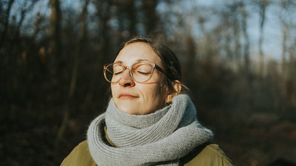 Frau mit Gesicht in der Sonne