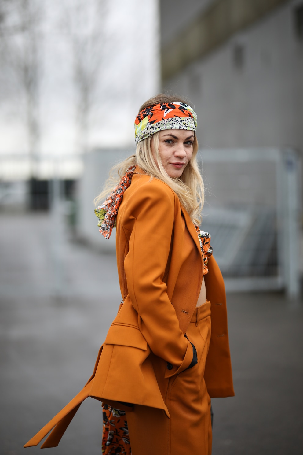 Frau mit Bandana-Frisur