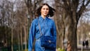 Frau in Jeanshemd