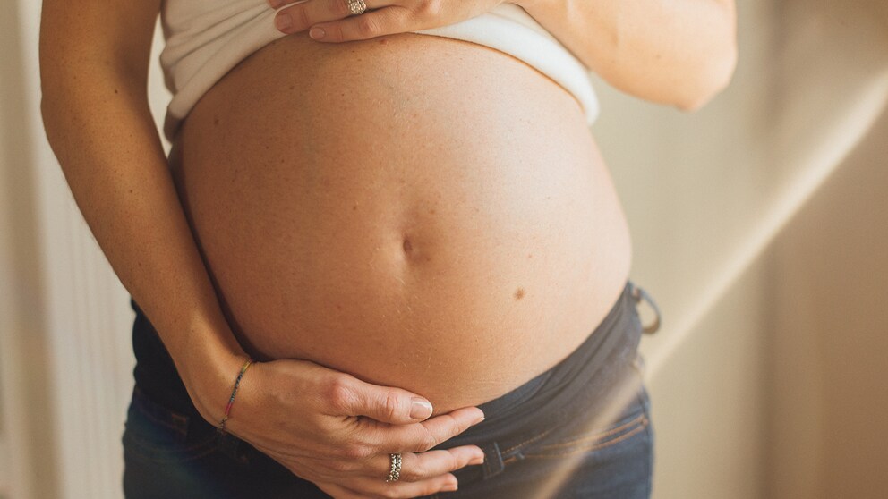 Schwangere Frau mit Babybauch