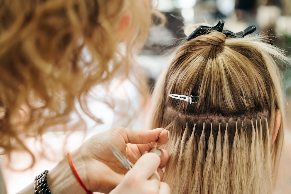 Frau, die Haar-Extensions bekommt