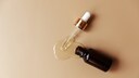 Serum mit Enzymen auf einem Tisch