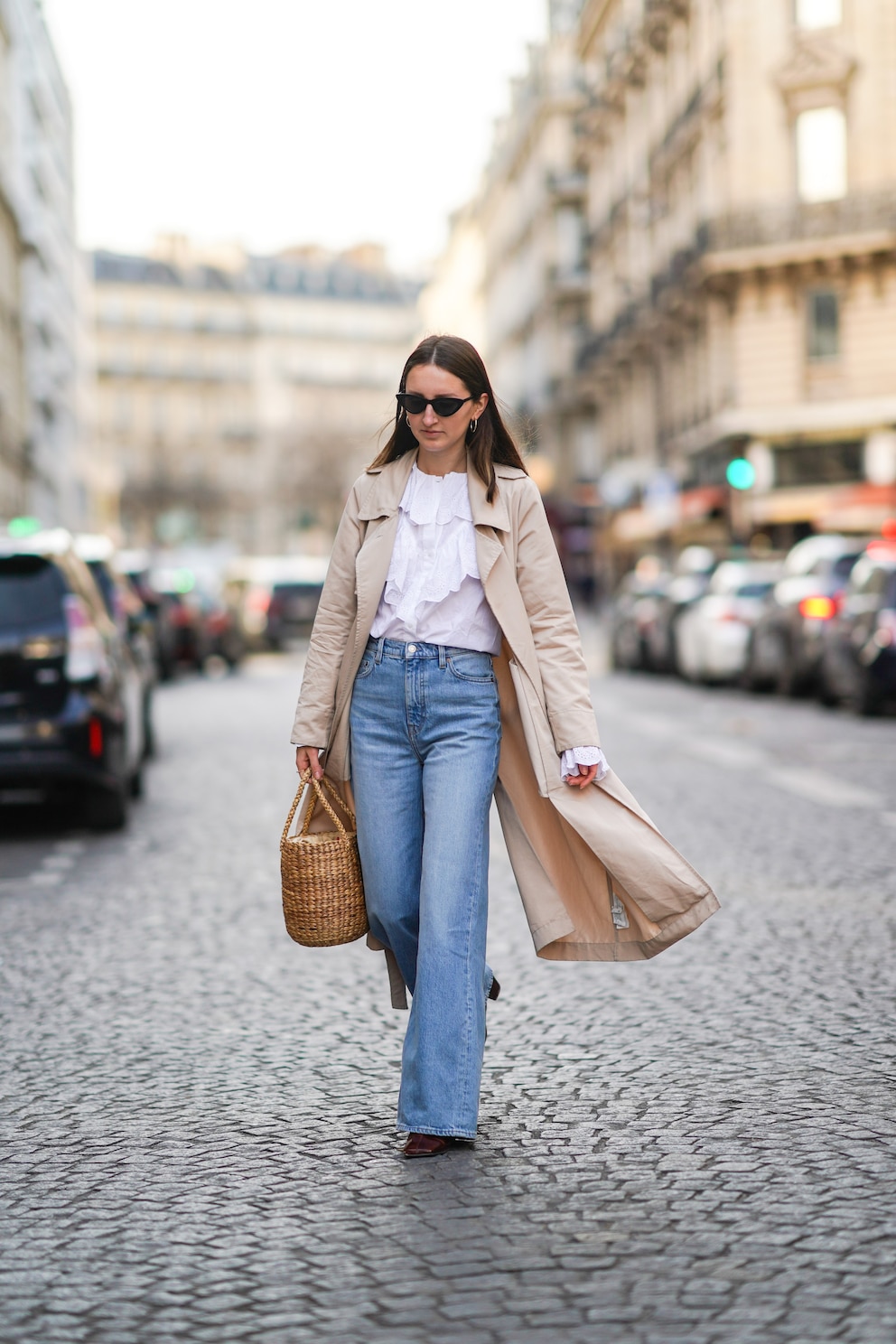 Frau mit Flared Jeans