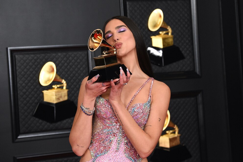 Dua Lipa mit Schmetterling-Nageldesign bei den Grammys